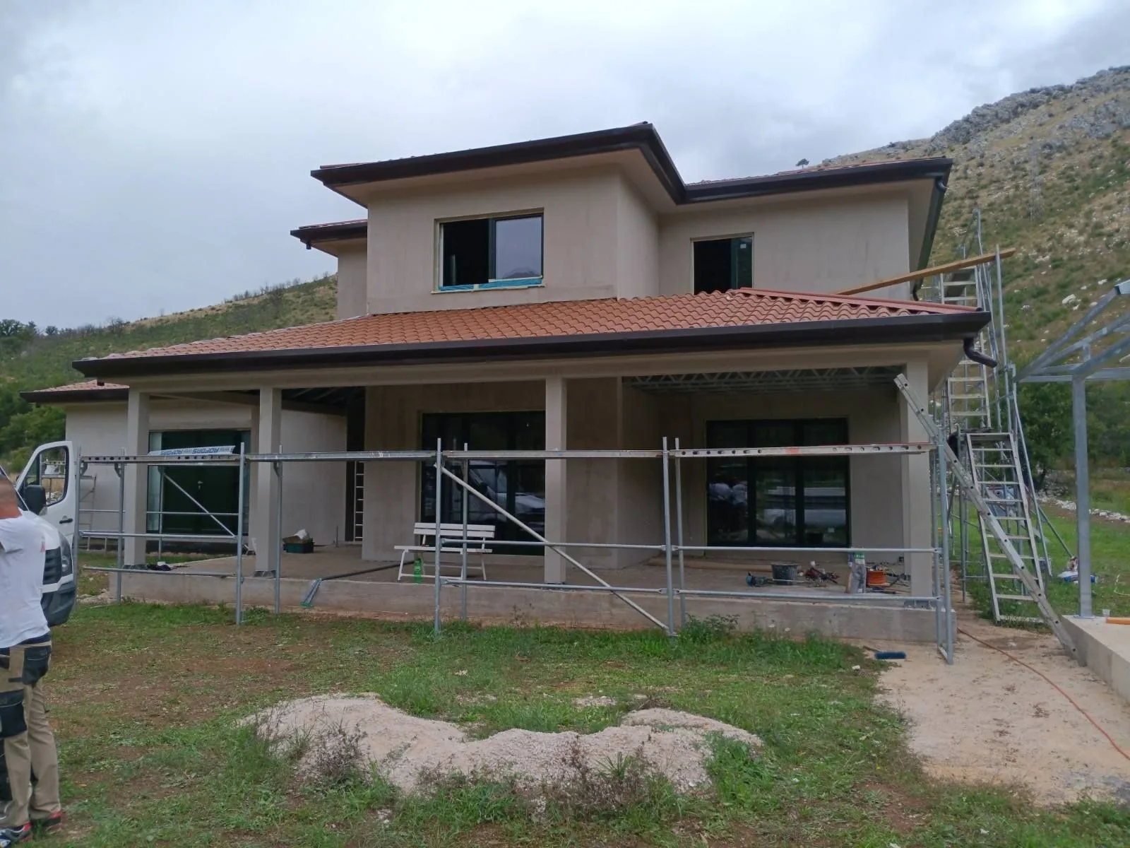 Porodična kuća u LGSF sistemu — spratni objekat sa natkrivenom terasom